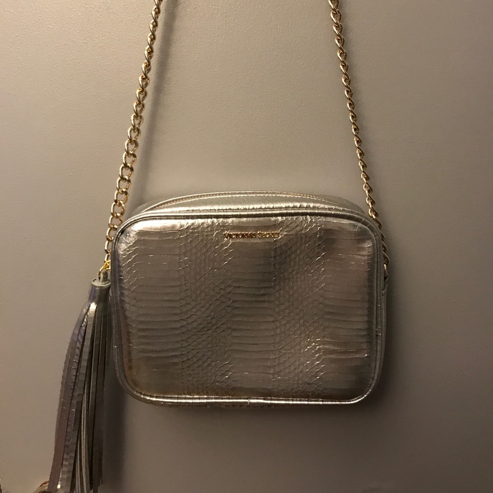 Cute cross-body bag with chain and a fringe!